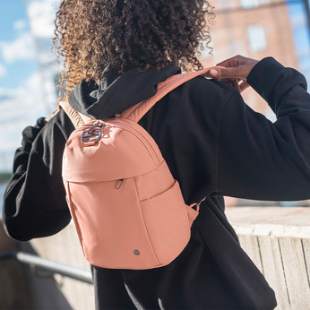 Plecak mini damski antykradzieżowy 8L Pacsafe Citysafe CX Econyl® - różowy